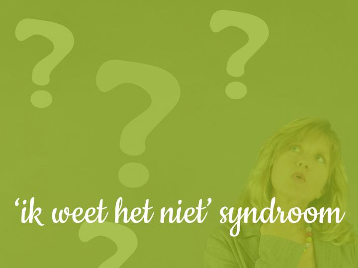 vrouw die aan het nadenken is. Vraagtekens rond de vrouw met de tekst ik weet het niet syndroom