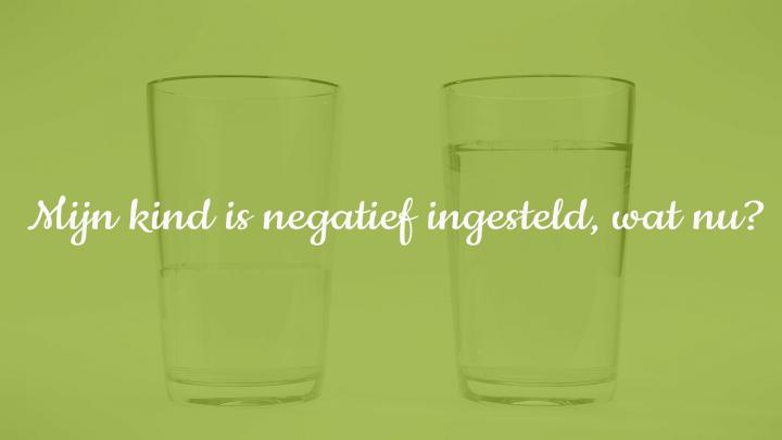 foto van een leeg en een vol glas en tekst mijn kind is negatief ingesteld, wat nu? 