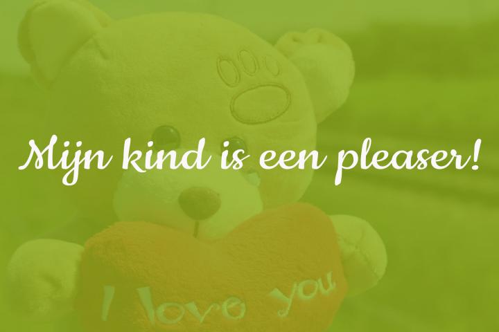 Foto van een knuffelbeer met de tekst mijn kind is een pleaser!