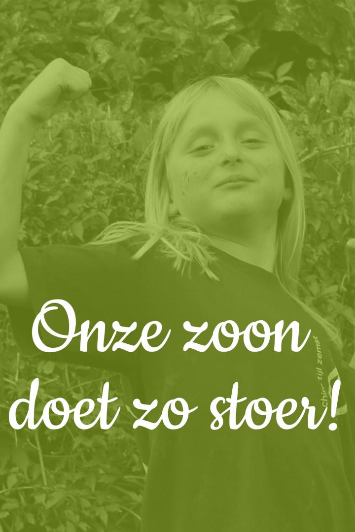 Jongen met armen in de lucht en tekst Onze zoon doet zo stoer!